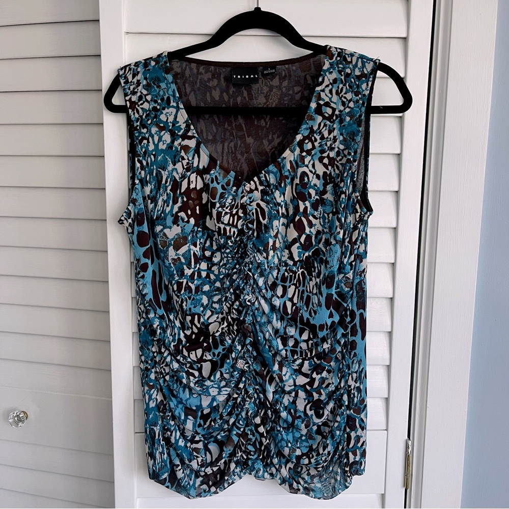 Graphic Print Sleeveless Blouse